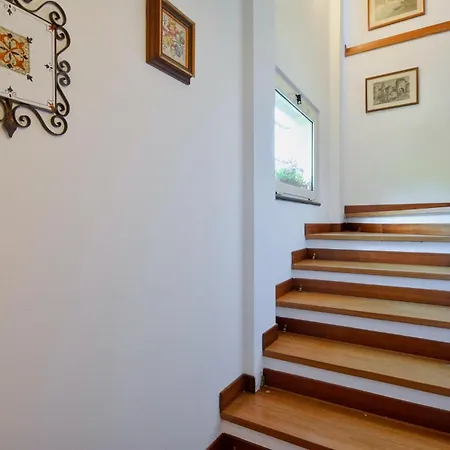 3 Bedroom Awesome In Διαμέρισμα Zoagli