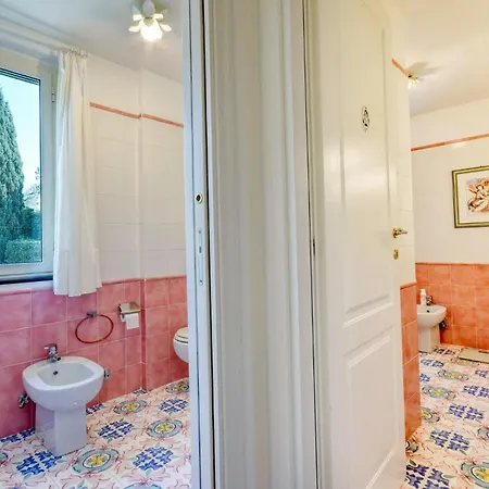 3 Bedroom Awesome In Διαμέρισμα *